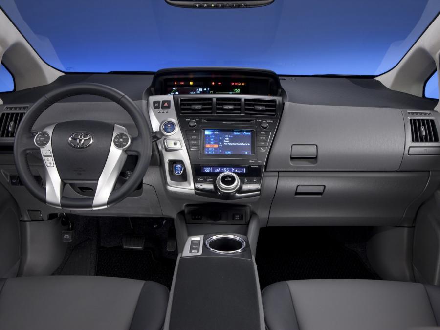  Toyota Prius MPV v 2011 года  (фото 18 из 30)